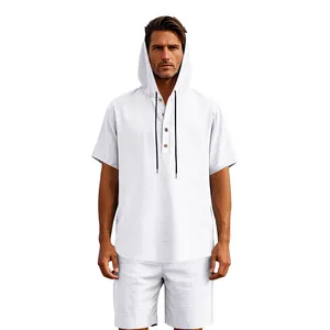 Dettaglio del completo uomo camicia con cappuccio in lino bianco e pantaloncini