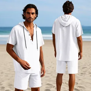Completo coordinato in lino bianco con camicia con cappuccio e pantaloncini da uomo