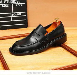 Close-up van zwarte echt lederen penny loafers met een ronde neus en elegante gepolijste finish