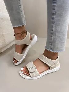 Gros plan de sandales de sport en mesh beige avec semelle plateforme et scratchs