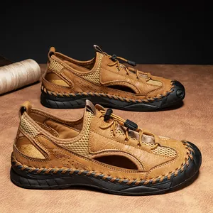 Vista detallada de sandalias de cuero para hombre con malla transpirable y cordones elásticos
