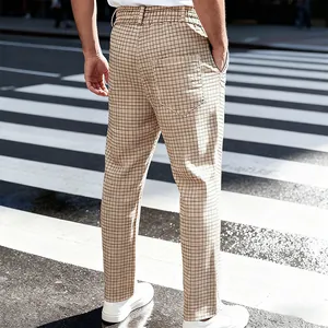 Gedetailleerd achteraanzicht van een casual dunne beige geruite herenpantalon in de stad