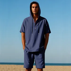Inquadratura completa di camicia con cappuccio in lino e pantaloncini blu da uomo