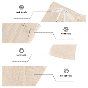 Detailopname van beige broek met ruittextuur, trekkoord in de taille en zakken