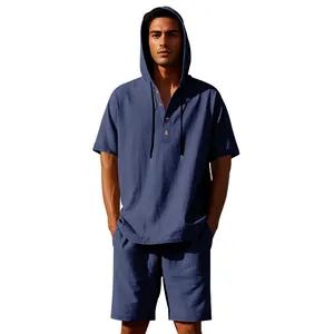 Dettaglio del set estivo da uomo in lino blu navy con camicia con cappuccio e pantaloncini