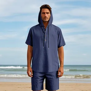 Dettaglio della trama in lino blu sul set estivo maschile con camicia e cappuccio