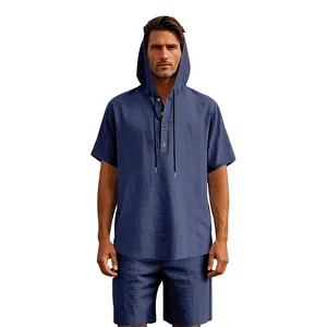 Dettaglio dell'intero set in lino uomo con camicia con cappuccio e pantaloncini