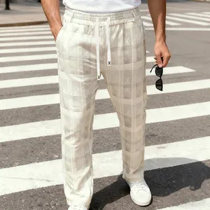 Detail van heren losse geruite casual broek met trekkoord in de taille en zomerstof