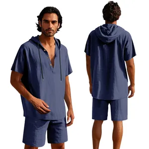 Vista anteriore e posteriore del set camicia con cappuccio in lino e pantaloncini da uomo