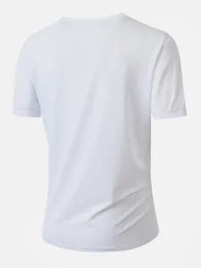 Πίσω όψη λευκού ανδρικού αθλητικού t-shirt με διακριτική κάθετη υφή ύφανσης