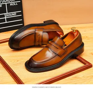 Detailopname van retro gepolijste leren penny loafers met dikke zolen en ronde neus