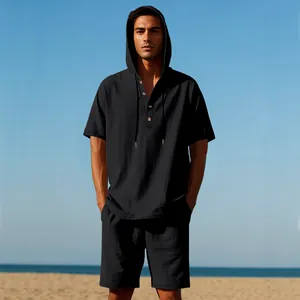 Dettaglio del set da spiaggia da uomo in lino nero con camicia a maniche corte e cappuccio