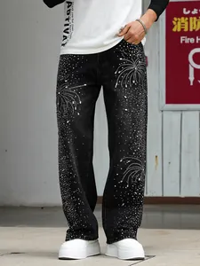 Jean noir ample et droit pour homme avec des motifs de feux d'artifice en strass brillants.