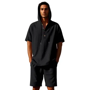 Dettaglio del completo con camicia in lino nera con cappuccio e pantaloncini mare