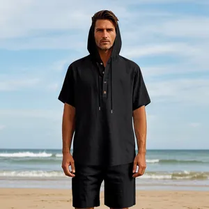 Completo da uomo in lino nero con camicia con cappuccio e pantaloncini da spiaggia.