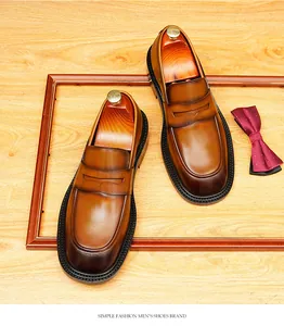 Close-up van vintage bruine leren loafers gepresenteerd met elegante accessoires
