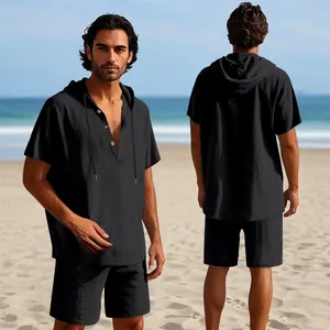 Vista anteriore e posteriore del set coordinato uomo in lino nero con cappuccio e pantaloncini