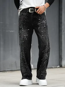 Détail du jean noir droit pour homme avec motifs de feux d'artifice en strass élaborés