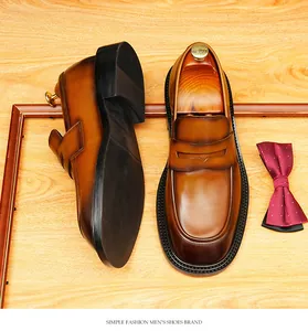 Detailweergave van gepolijste bruine lederen loafers met een klassiek breed rond neusontwerp