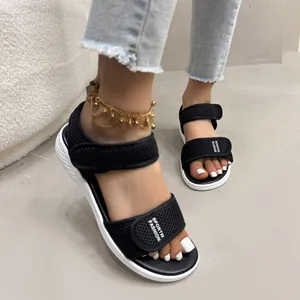 Sandales de sport à plateforme en mesh noir pour femmes avec attaches velcro pour la plage.