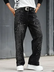 Détail du jean noir droit pour homme avec motifs de feux d'artifice en strass