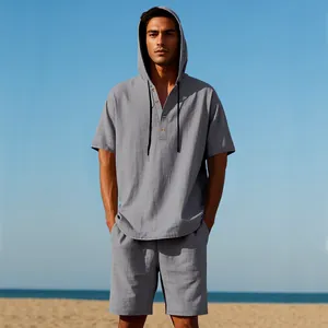 Completo casual da uomo in lino grigio con camicia con cappuccio e pantaloncini mare