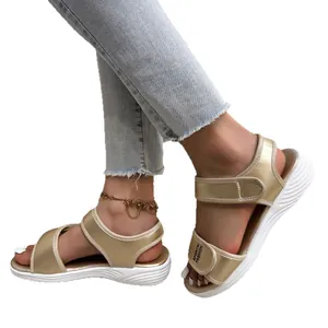 Sandales de sport compensées dorées pour femmes avec velcro et semelle blanche confortable.