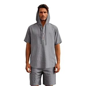 Vista frontale di un set maschile grigio in lino con camicia con cappuccio e pantaloncini