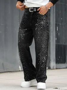 Gros plan d'un jean noir ample pour homme avec un motif de feux d'artifice en strass