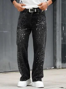 Vue détaillée du jean noir droit et large pour homme avec strass en forme de feu d'artifice