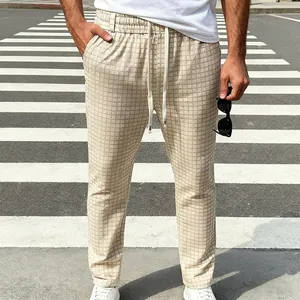 Detailweergave van beige geruite vrijetijdsbroek voor heren met trekkoord en zak