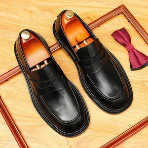 Elegante klassieke zwarte leren herenloafers in een Britse zakelijke retrostijl