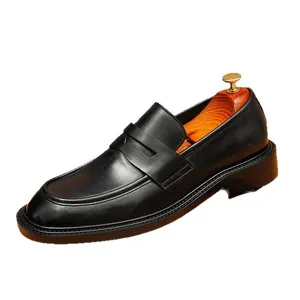 Klassieke zwarte leren loafers in Britse zakelijke stijl op witte achtergrond