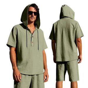 Completo uomo in lino verde oliva con camicia con cappuccio e pantaloncini estivi