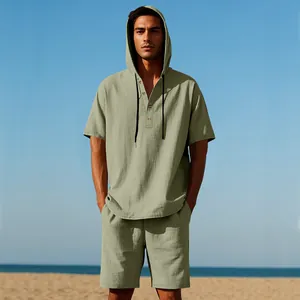 Set uomo camicia in lino con cappuccio e pantaloncini verde salvia stile spiaggia