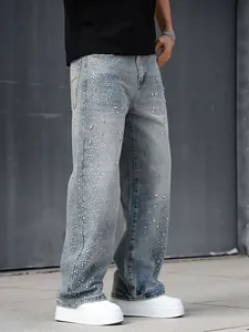 Gros plan d'un jean ample pour homme orné de strass brillants et de perles étincelantes.