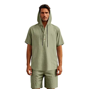 Set uomo con camicia in lino con cappuccio e pantaloncini verde salvia per spiaggia estiva