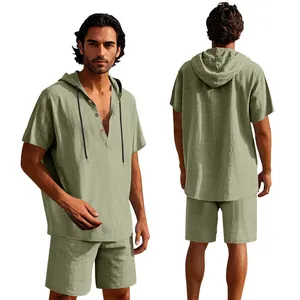 Vista dettagliata fronte e retro di un set di camicia con cappuccio e pantaloncini in lino.