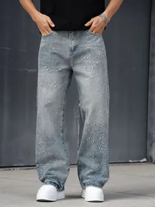 Détail d'un jean droit ample pour homme avec motif de feu d'artifice en strass