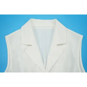 Dettaglio ravvicinato di un gilet smanicato in lino bianco con classico scollo revers