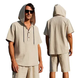 Dettaglio del set camicia e pantaloncini in lino con cappuccio che mostra vestibilità e trama.