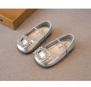 Nahaufnahme silberner Mädchen Prinzessin Schuhe mit funkelnder Strass Schnalle