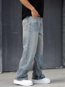 Vue latérale détaillée d'un jean large pour homme orné de strass brillants et chic
