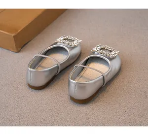 Detailansicht silberner Metallic-Prinzessinnenschuhe für Mädchen mit glitzernder Schnalle