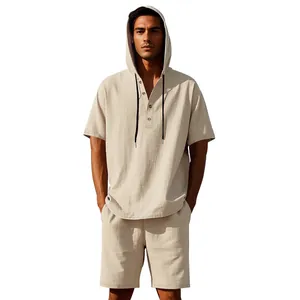 Completo uomo in lino beige con camicia con cappuccio e pantaloncini per l'estate.