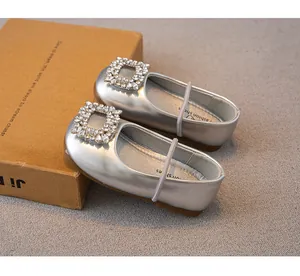 Detailansicht der silbernen Mädchen-Prinzessin-Flats mit Strass-Schnalle