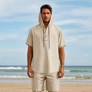 Vista dettagliata del set da spiaggia in lino beige con camicia con cappuccio uomo