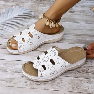 Mules compensées blanches confortables pour femmes avec motifs découpés au laser