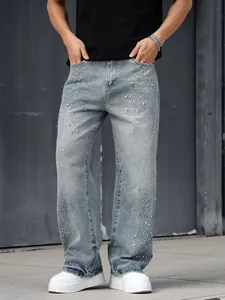 Gros plan sur un jean en denim pour homme avec des décorations en strass étincelants