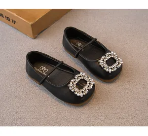 Detailansicht schwarzer Mädchen-Prinzessinenschuhe mit funkelnder Strass-Schnalle